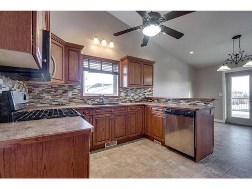 12 Hagerman Close, Sylvan Lake, AB - Indoor Photo Showing Kitchen