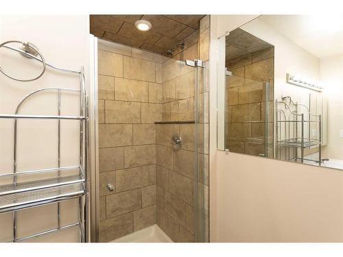 44 Hill Crescent, Red Deer, AB - Indoor Photo Showing Bathroom