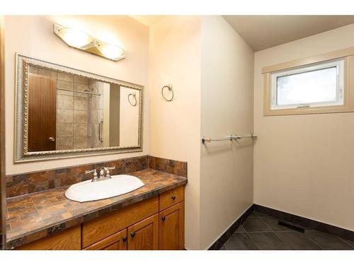 44 Hill Crescent, Red Deer, AB - Indoor Photo Showing Bathroom