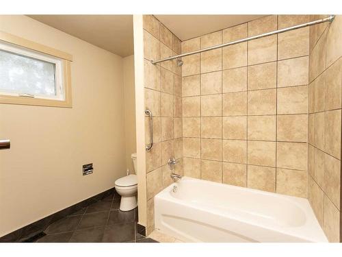 44 Hill Crescent, Red Deer, AB - Indoor Photo Showing Bathroom