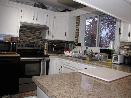 5223 37 Street, Innisfail, AB - Indoor Photo Showing Kitchen