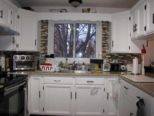 5223 37 Street, Innisfail, AB - Indoor Photo Showing Kitchen