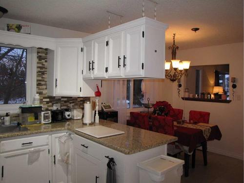 5223 37 Street, Innisfail, AB - Indoor Photo Showing Kitchen