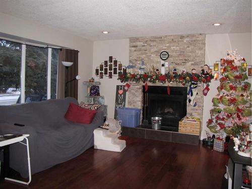 5223 37 Street, Innisfail, AB - Indoor With Fireplace