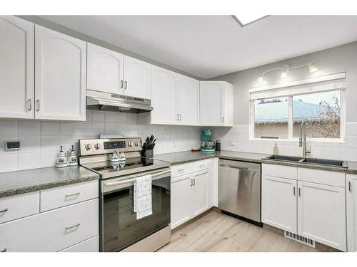 5532 55 Avenue, Lacombe, AB - Indoor Photo Showing Kitchen With Double Sink