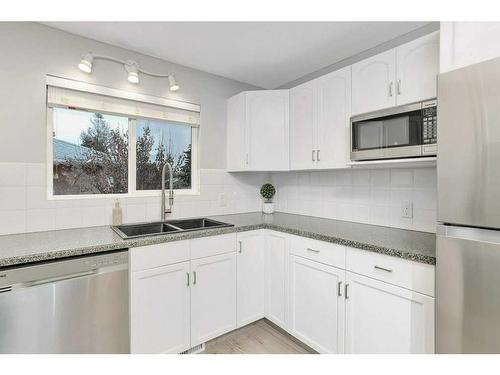 5532 55 Avenue, Lacombe, AB - Indoor Photo Showing Kitchen With Double Sink