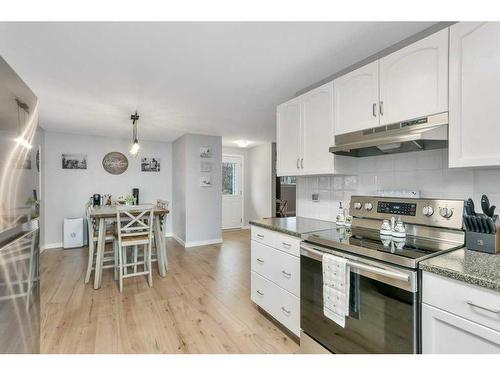 5532 55 Avenue, Lacombe, AB - Indoor Photo Showing Kitchen