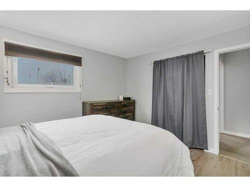 5532 55 Avenue, Lacombe, AB - Indoor Photo Showing Bedroom