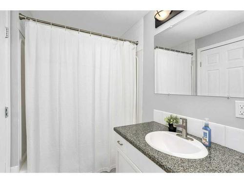 5532 55 Avenue, Lacombe, AB - Indoor Photo Showing Bathroom