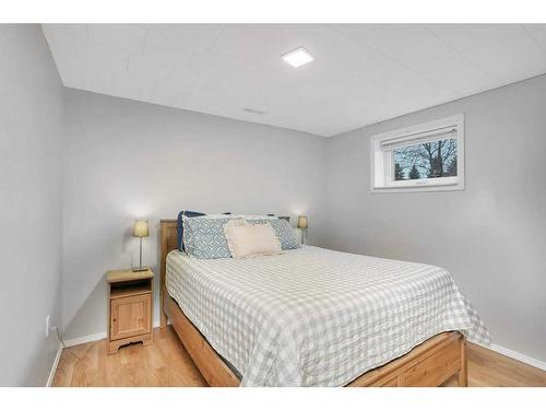 5532 55 Avenue, Lacombe, AB - Indoor Photo Showing Bedroom