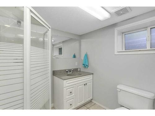 5532 55 Avenue, Lacombe, AB - Indoor Photo Showing Bathroom