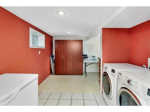 5532 55 Avenue, Lacombe, AB - Indoor Photo Showing Laundry Room