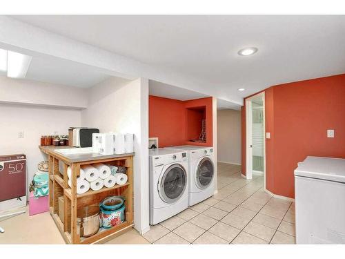 5532 55 Avenue, Lacombe, AB - Indoor Photo Showing Laundry Room