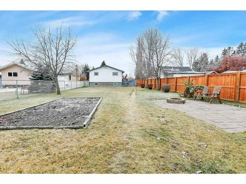 5532 55 Avenue, Lacombe, AB - Outdoor With Backyard