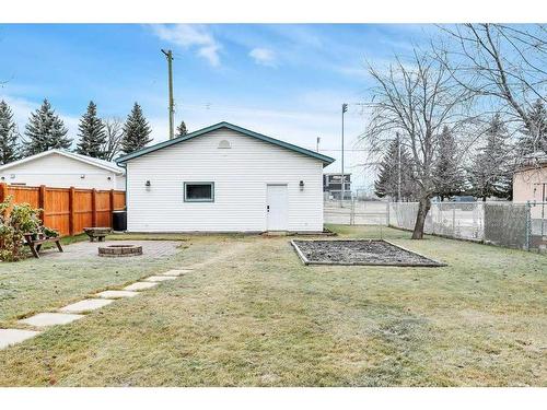 5532 55 Avenue, Lacombe, AB - Outdoor