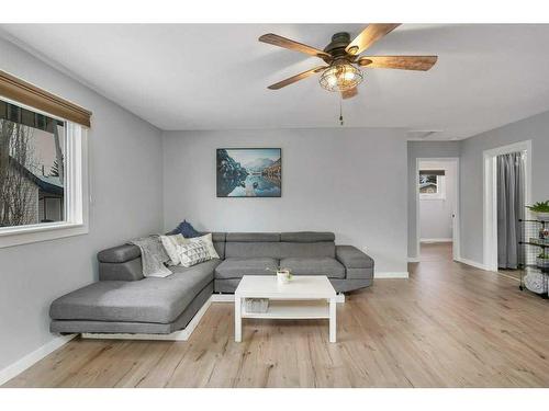 5532 55 Avenue, Lacombe, AB - Indoor Photo Showing Living Room