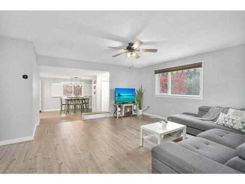 5532 55 Avenue, Lacombe, AB - Indoor Photo Showing Living Room