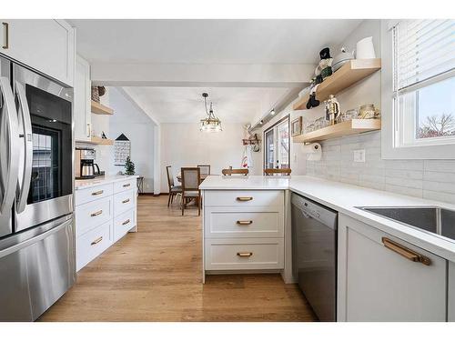 35 Springfield Avenue, Red Deer, AB - Indoor Photo Showing Kitchen With Upgraded Kitchen