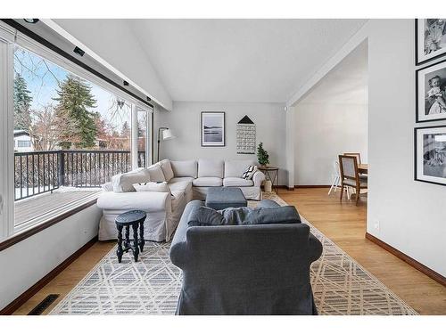 35 Springfield Avenue, Red Deer, AB - Indoor Photo Showing Living Room