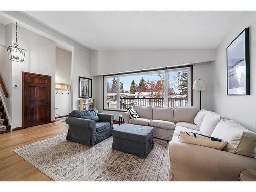 35 Springfield Avenue, Red Deer, AB - Indoor Photo Showing Living Room