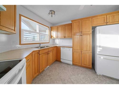 25-6009 62 Avenue, Olds, AB - Indoor Photo Showing Kitchen With Double Sink