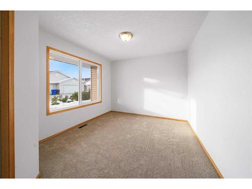 25-6009 62 Avenue, Olds, AB - Indoor Photo Showing Other Room