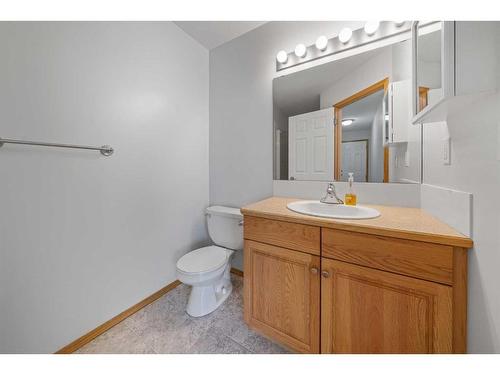 25-6009 62 Avenue, Olds, AB - Indoor Photo Showing Bathroom