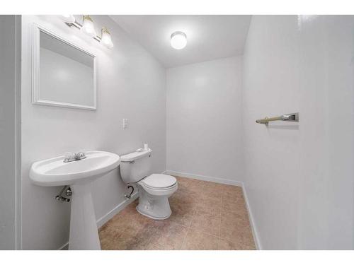 25-6009 62 Avenue, Olds, AB - Indoor Photo Showing Bathroom