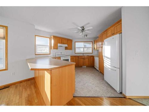 25-6009 62 Avenue, Olds, AB - Indoor Photo Showing Kitchen