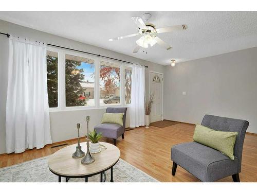 4710 53 Avenue, Rimbey, AB - Indoor Photo Showing Living Room