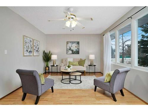 4710 53 Avenue, Rimbey, AB - Indoor Photo Showing Living Room