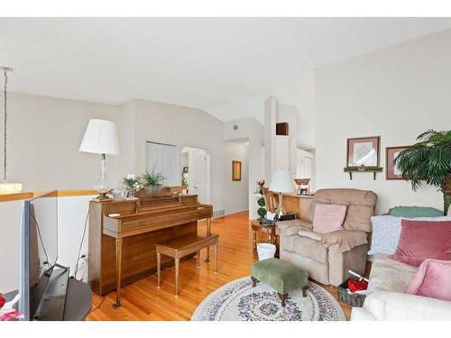 13825 130 Avenue Nw, Edmonton, AB - Indoor Photo Showing Living Room