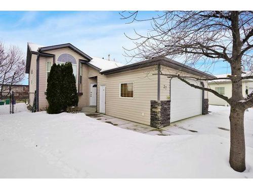 37 Downing Close, Red Deer, AB - Outdoor