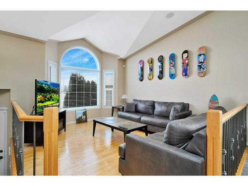 37 Downing Close, Red Deer, AB - Indoor Photo Showing Living Room