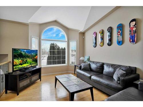 37 Downing Close, Red Deer, AB - Indoor Photo Showing Living Room