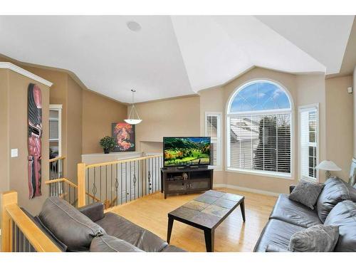 37 Downing Close, Red Deer, AB - Indoor Photo Showing Living Room