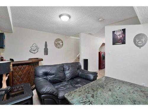 340 Drummond Avenue, Red Deer, AB - Indoor Photo Showing Living Room