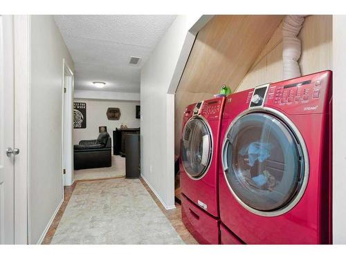 340 Drummond Avenue, Red Deer, AB - Indoor Photo Showing Laundry Room