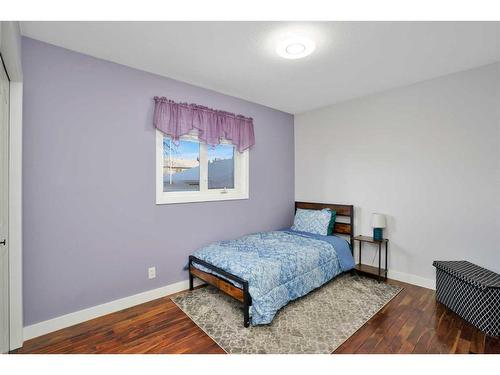 5 Old Boomer Road, Sylvan Lake, AB - Indoor Photo Showing Bedroom