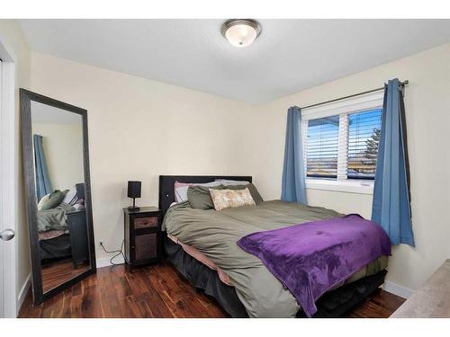 5 Old Boomer Road, Sylvan Lake, AB - Indoor Photo Showing Bedroom