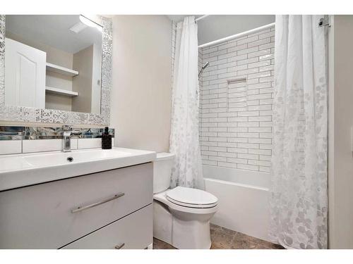 5 Old Boomer Road, Sylvan Lake, AB - Indoor Photo Showing Bathroom