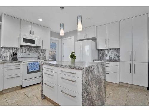 5 Old Boomer Road, Sylvan Lake, AB - Indoor Photo Showing Kitchen