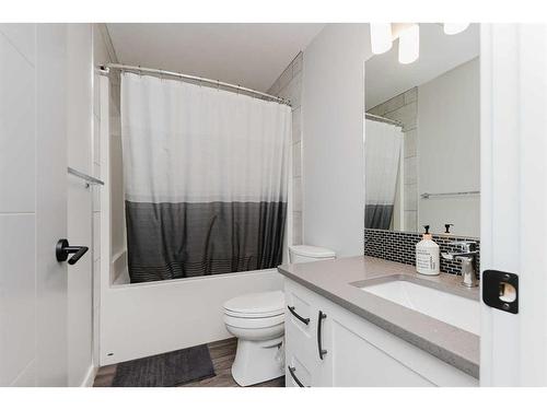 101 Lazaro Close, Red Deer, AB - Indoor Photo Showing Bathroom