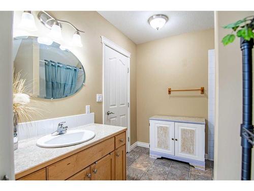 13-829 20 Street, Rural Red Deer County, AB - Indoor Photo Showing Bathroom