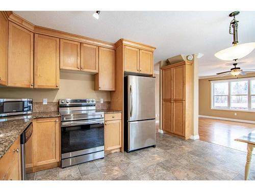 13-829 20 Street, Rural Red Deer County, AB - Indoor Photo Showing Kitchen