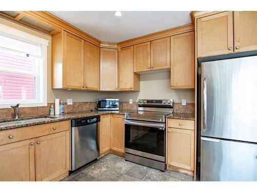 13-829 20 Street, Rural Red Deer County, AB - Indoor Photo Showing Kitchen