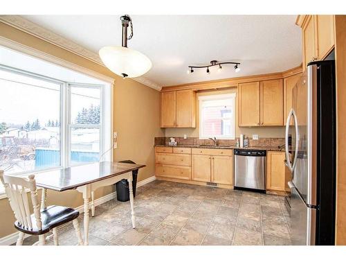 13-829 20 Street, Rural Red Deer County, AB - Indoor Photo Showing Kitchen