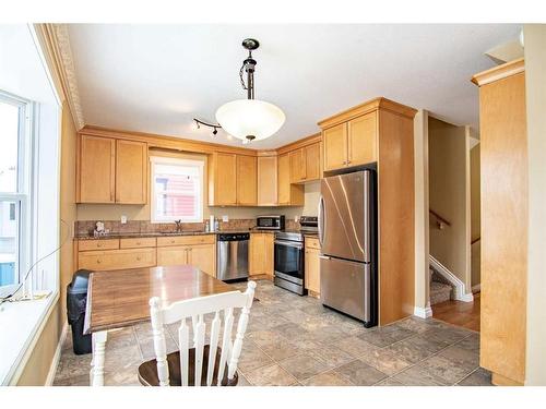 13-829 20 Street, Rural Red Deer County, AB - Indoor Photo Showing Kitchen