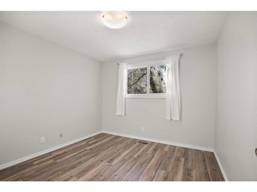 110 Westview Drive, Sylvan Lake, AB - Indoor Photo Showing Other Room