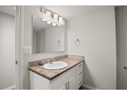 110 Westview Drive, Sylvan Lake, AB - Indoor Photo Showing Bathroom